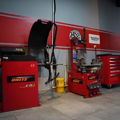 Motosikletin egzoz sistemi, aracın hem performansını hem de çevreye etkisini doğrudan etkileyen bir faktördür. Motosiklet ekspertiz testi, egzoz sisteminizin her yönünü kontrol ederek, potansiyel sorunları erkenden tespit eder ve motosikletinizin verimliliğini artırır.