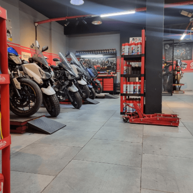 ikinci-el-nmax-aliminda-grenaj-kontrolu-nasil-yapilir-ekspertizden-ipuclari (2) Grenaj, motosikletin plastik dış kaplamalarıdır ve hem estetik hem de aerodinamik işlev görür. Yamaha NMAX gibi scooter'larda bu parçalar sürüş konforunu da etkiler. Grenajın düzgün ve sağlam olması, motosikletin genel durumu hakkında fikir verir. İkinci el alımlarda grenaj durumu mutlaka kontrol edilmelidir. Sağlam bir grenaj, motosikletin hem dış görünümünü hem de aerodinamik performansını artırır.